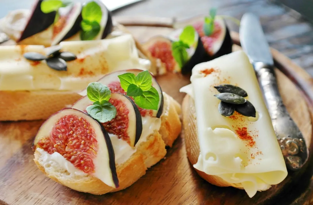Herzhaft belegtes Frühstücksbaguette