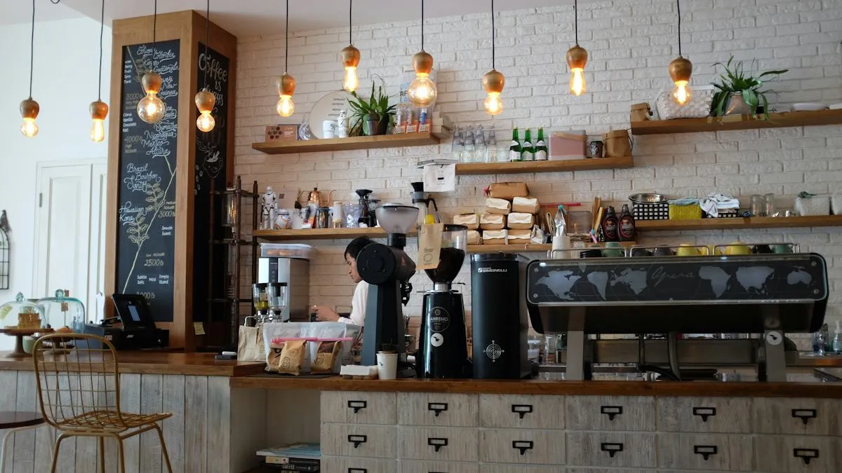 Kaffeetasse auf einem Tisch im gemütlichen Ambiente