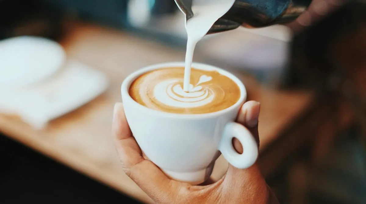 Milchkaffee und Gebäck