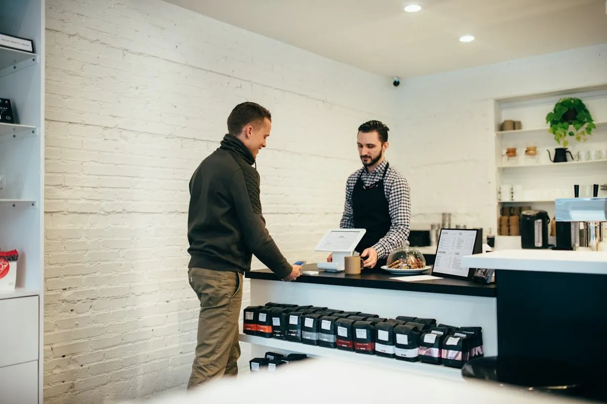 Barista bei der Kaffeezubereitung